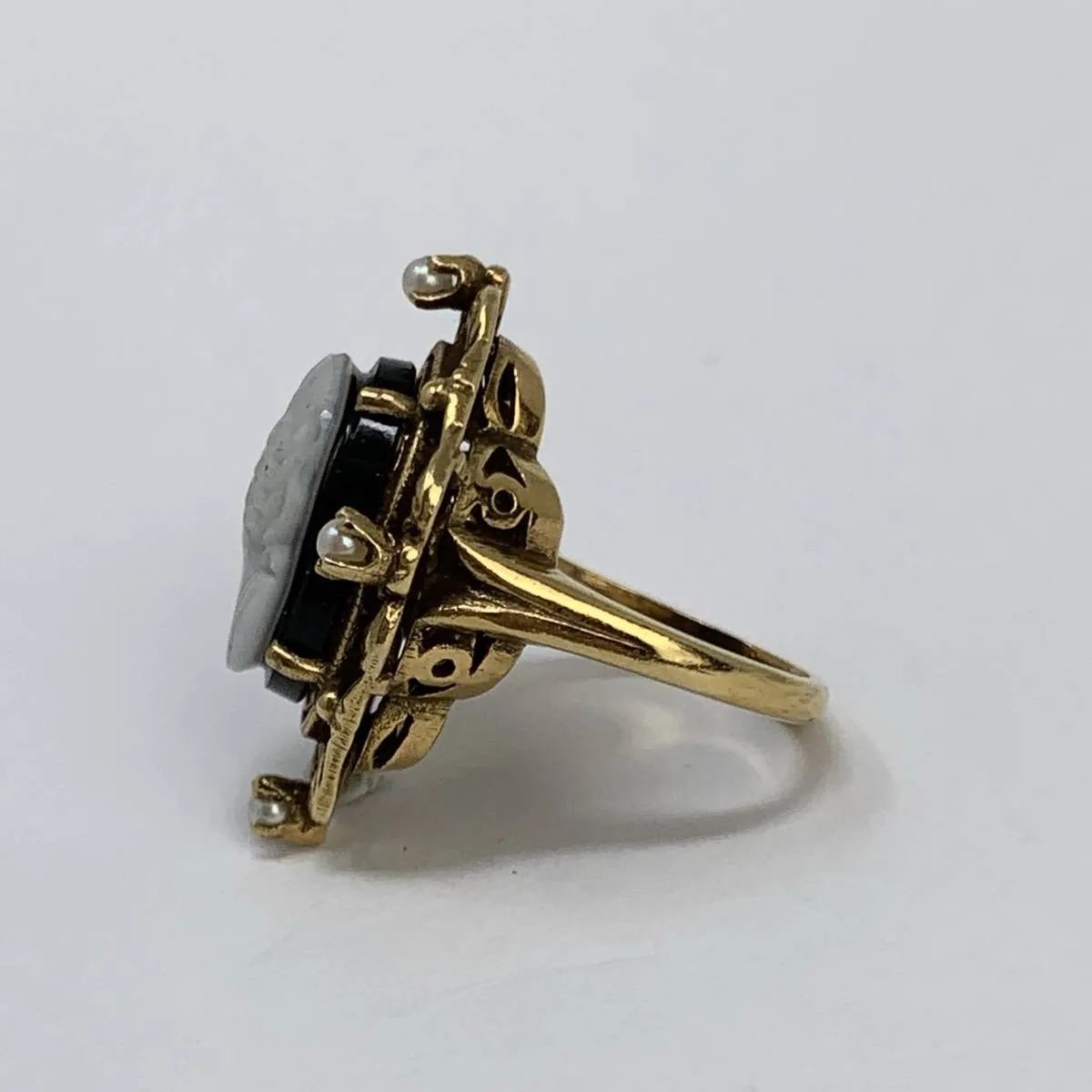 14K Yellow Gold Vintage Cameo Ring with Pearls