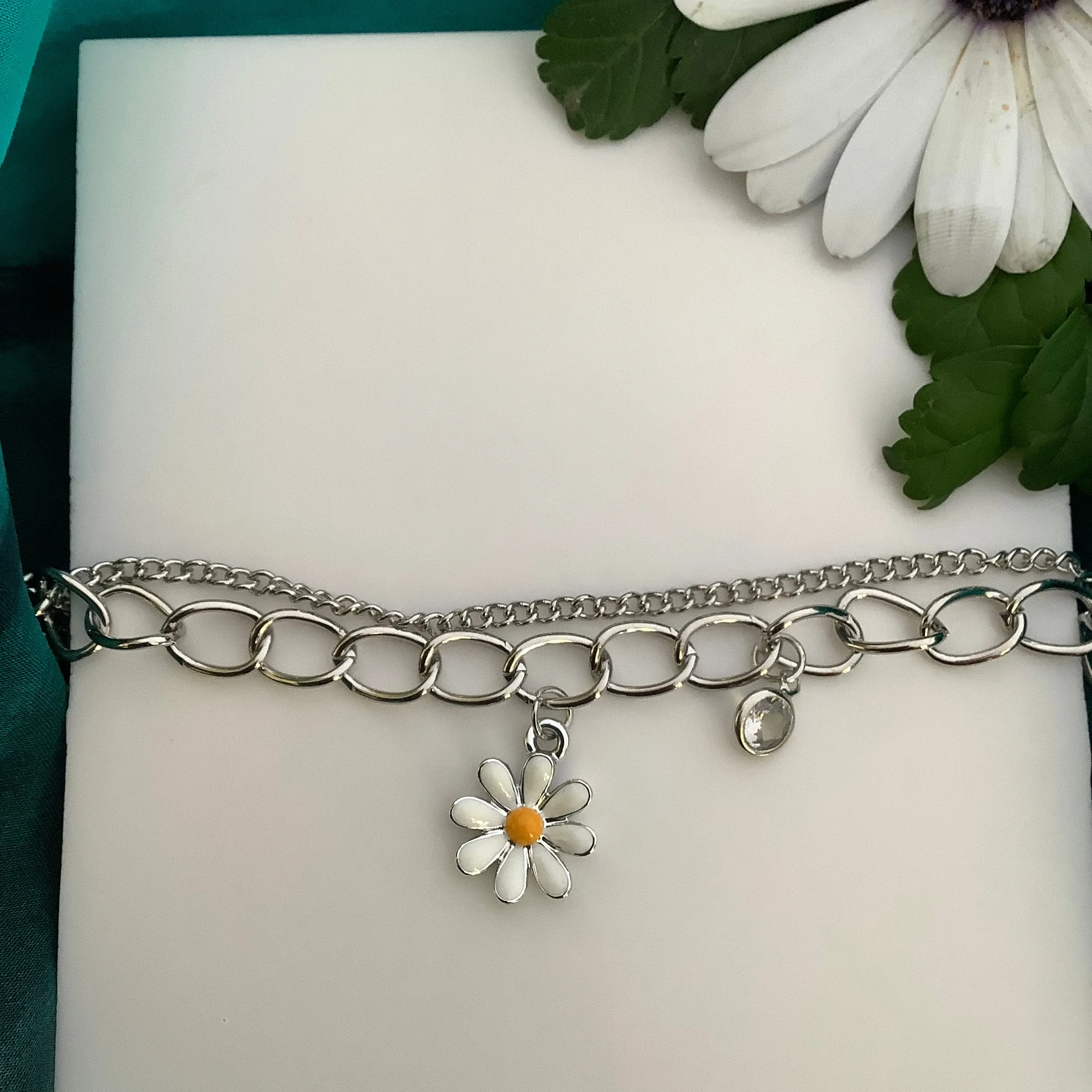 K-POP Fashion Jewellery - Beautiful Silver Charms Bracelet Daisies
