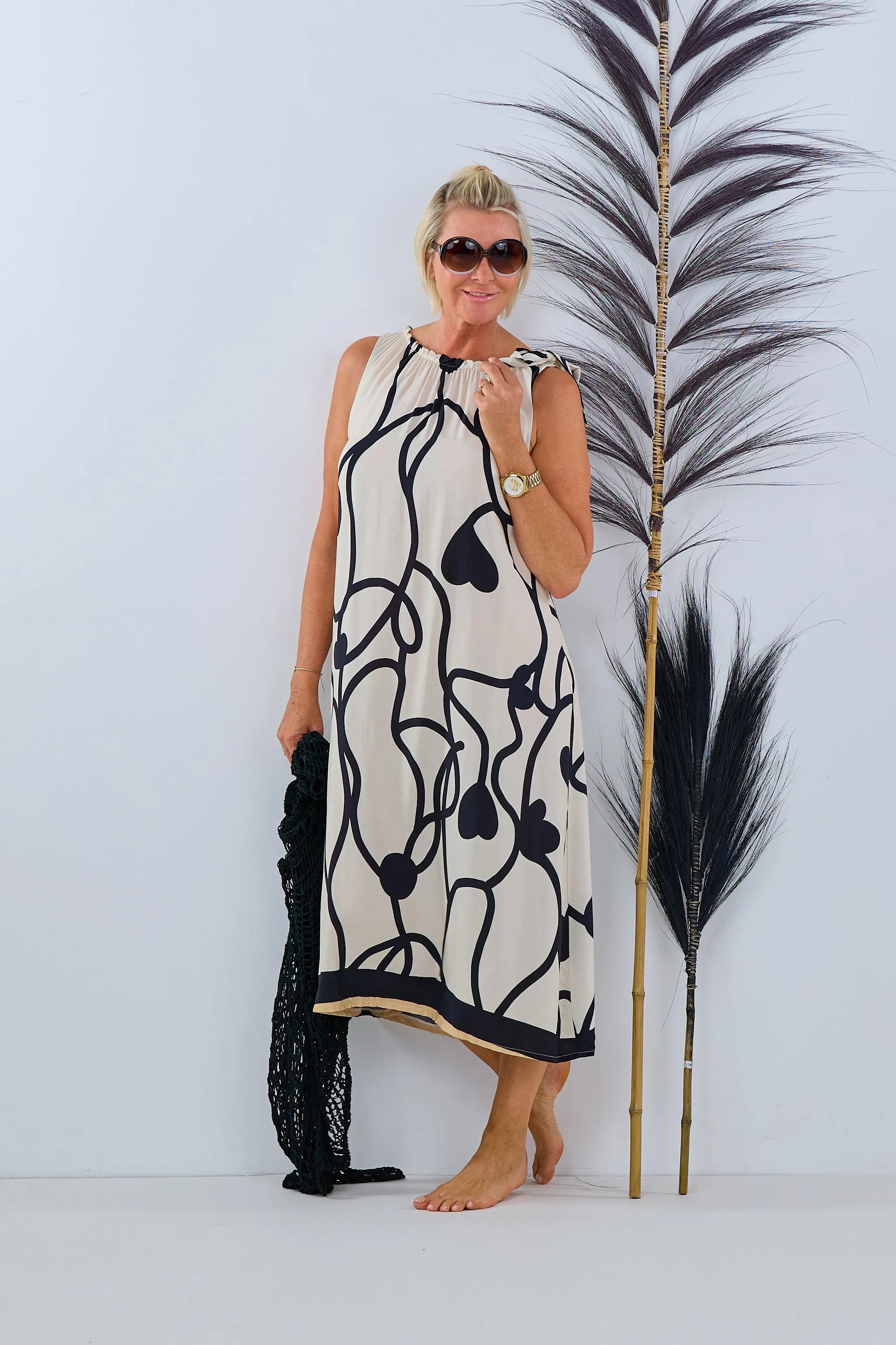 langes Kleid mit schönem Muster, creme-schwarz