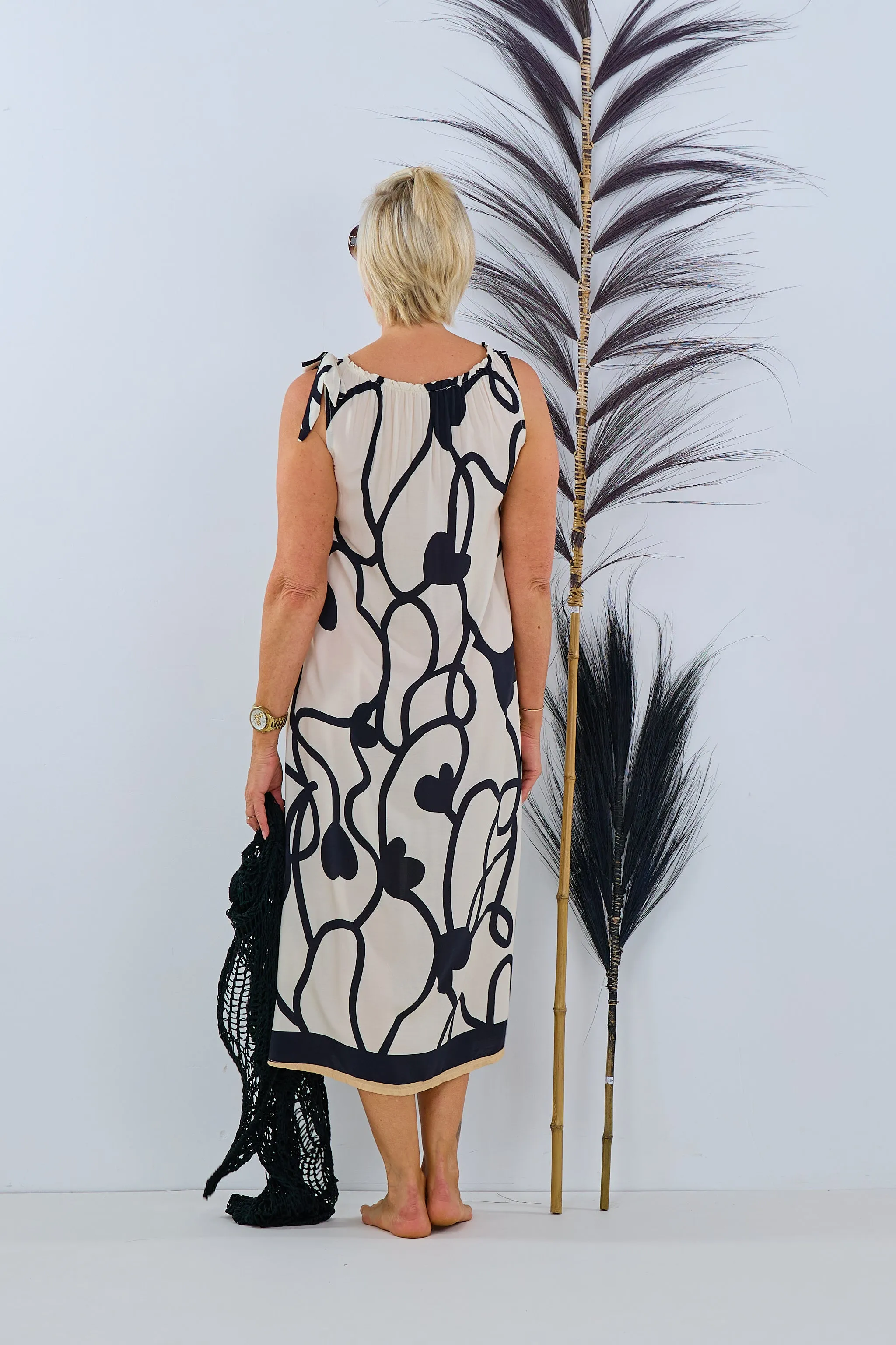 langes Kleid mit schönem Muster, creme-schwarz